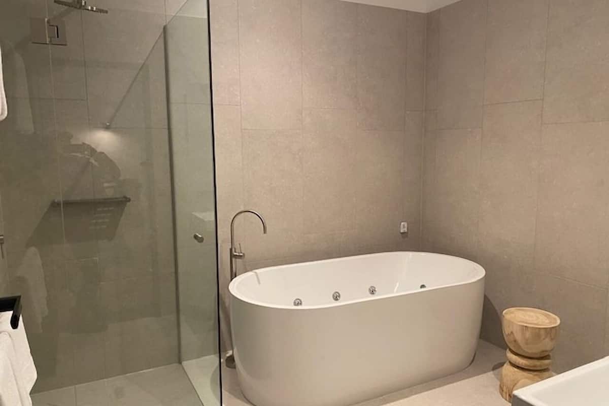 royal spa suite | bathroom | free toiletries, hair dryer, towels, soap