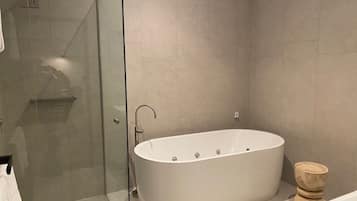 Royal Spa Suite | Bathroom | Free toiletries, hair dryer, towels, soap