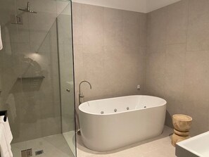 Chambre royale, 1 grand lit, baignoire à jets | Salle de bain | Articles de toilette (gratuits), séchoir à cheveux, serviettes fournies