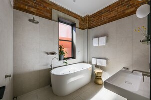 华丽客房 | 浴室 | 免费洗浴用品、吹风机、毛巾、肥皂