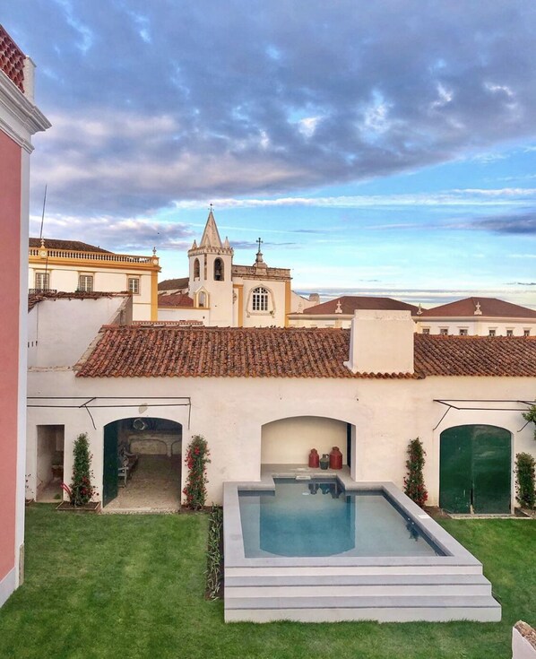 Outdoor pool, pool umbrellas, pool loungers - Casa da Moira (Avis)