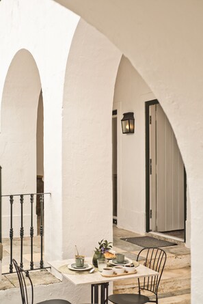 Outdoor dining - Casa da Moira (Avis)