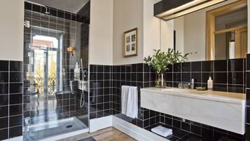 Deep-soaking bathtub, free toiletries, hair dryer, slippers