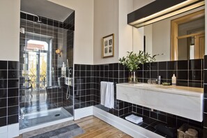 Deep soaking tub, free toiletries, hair dryer, slippers - Casa da Moira (Avis)