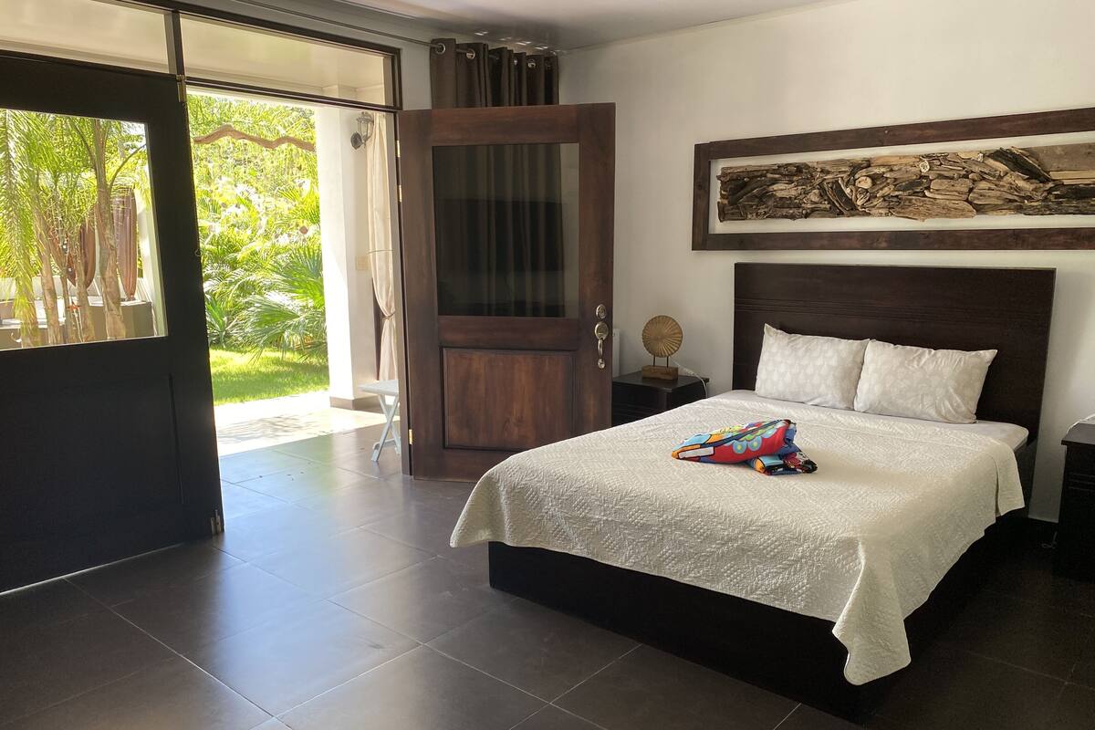 Habitación doble Confort, 1 cama Queen size, para no fumadores, vista al jardín | Caja de seguridad en la habitación y cortinas blackout 