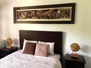 Quarto casal conforto, 1 cama Queen, para não fumantes, vista para o jardim | Cofres nos quartos, cortinas blackout, ferros/tábuas de passar roupa