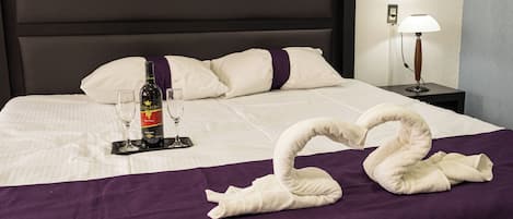 Camera Luxury | Bagno | Doccia, set di cortesia gratuito, pantofole, asciugamani