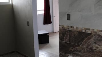 淋浴設備、免費盥洗用品、拖鞋、毛巾