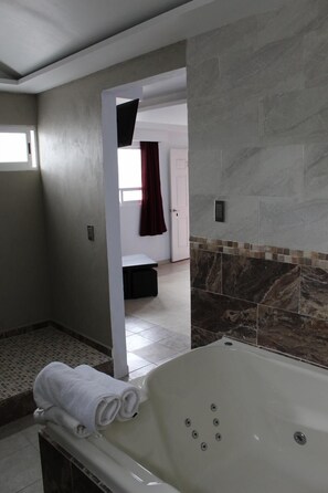 Shower, free toiletries, slippers, towels - Hotel Boutique Tonalli (San Martin de las Pirámides)