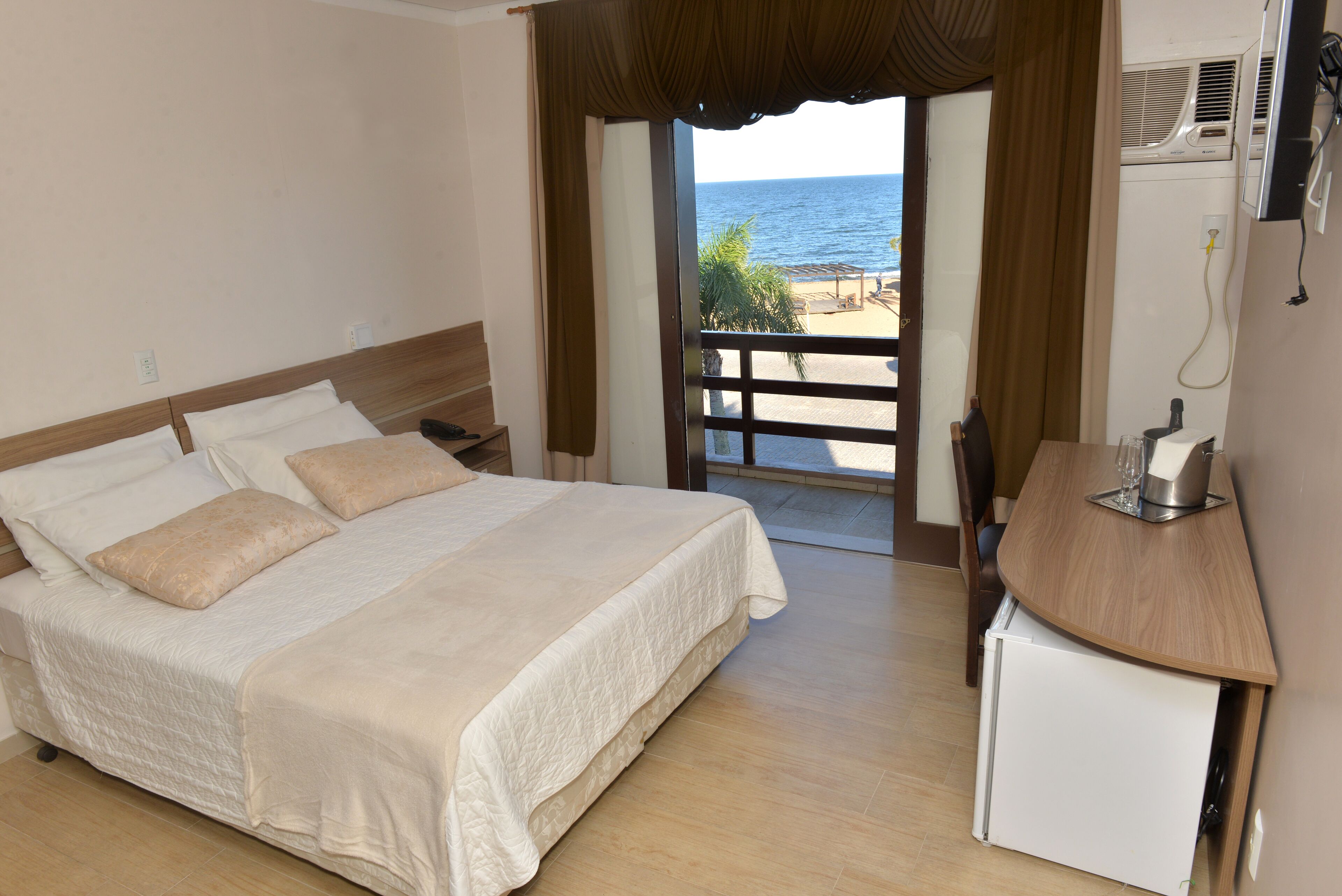 luxury single room, lake view | minibar, desk, free wifi, bed sheets