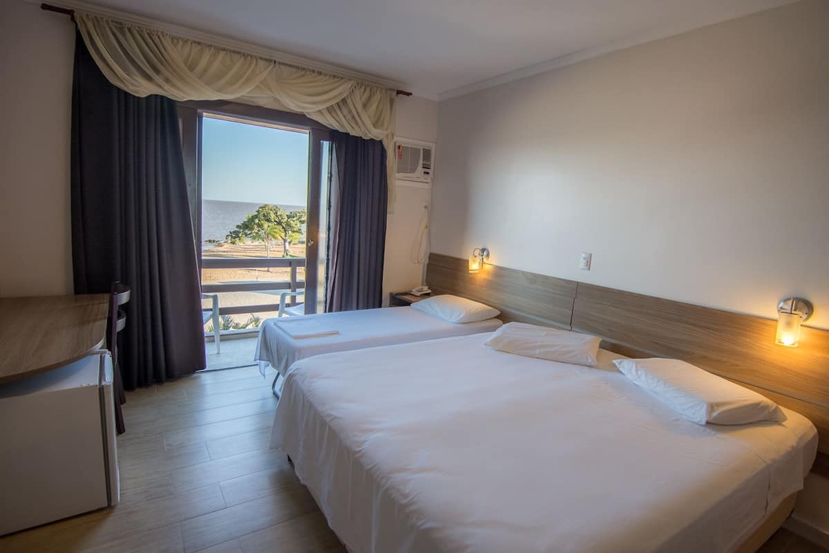 Een minibar, een bureau, gratis wifi, beddengoed