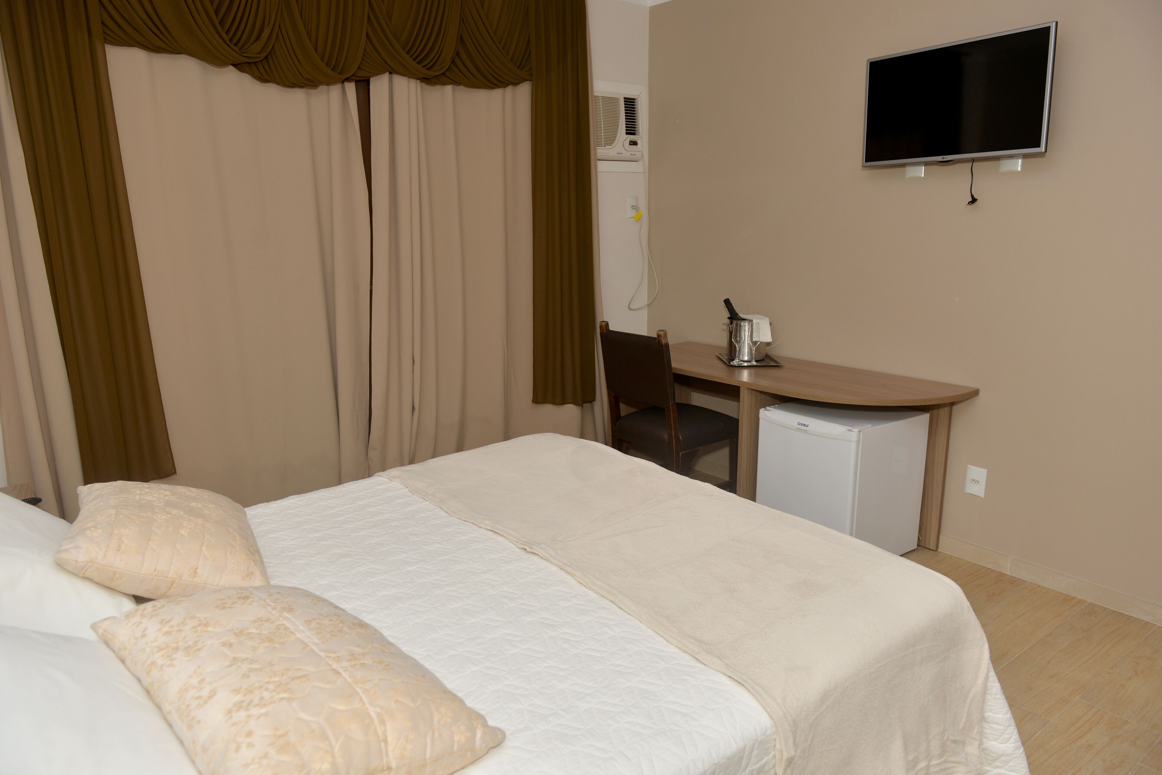 luxury double or twin room, lake view | minibar, desk, free wifi, bed sheets