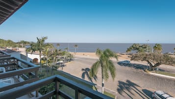 Luxe kamer, 1 twee- of 2 eenpersoonsbedden, uitzicht op meer | Strand