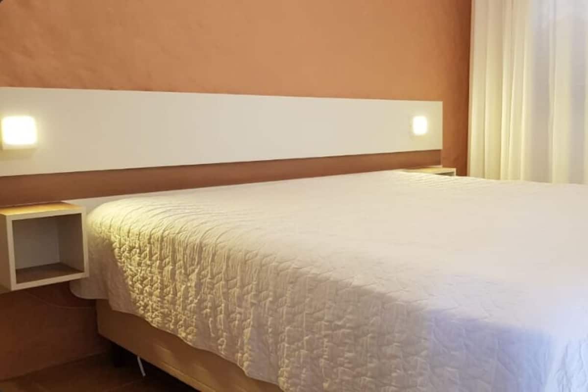 Standaard kamer, 1 twee- of 2 eenpersoonsbedden, uitzicht op binnenplaats | Een minibar, een bureau, gratis wifi, beddengoed