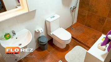 Standard Apartment, 1 Bedroom, Accessible, Private Bathroom | Bathroom | Shower, free toiletries, hair dryer, towels