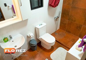 Appartement Standard, 1 chambre, accessible aux personnes à mobilité réduite, salle de bains privée | Salle de bain | Douche, articles de toilette gratuits, sèche-cheveux