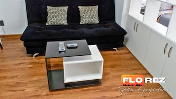 Standard Apartment, 1 Bedroom, Accessible, Private Bathroom | Ruang tamu | 32 inci televisyen skrin rata dengan digital, TV, filem tayangan pertama
