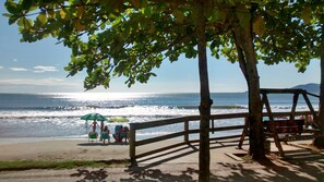 On the beach - Nice fit, walk in the sand and great location (Meia Praia Itapema)