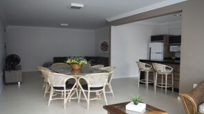 Dining - Nice fit, walk in the sand and great location (Meia Praia Itapema)