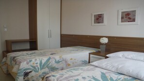 4 bedrooms, iron/ironing board, WiFi, wheelchair access - Nice fit, walk in the sand and great location (Meia Praia Itapema)