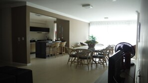 Dining - Nice fit, walk in the sand and great location (Meia Praia Itapema)