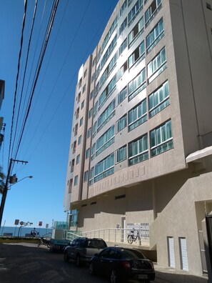 Exterior - Nice fit, walk in the sand and great location (Meia Praia Itapema)