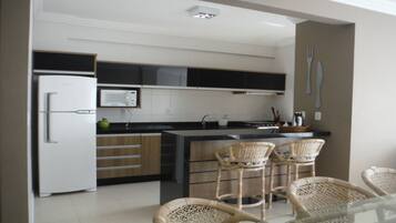 Geladeira, micro-ondas, cooktop, cafeteira/chaleira