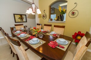 Villa, 6 Bedrooms | In-room dining