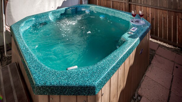 House, 3 Bedrooms | Outdoor spa tub
