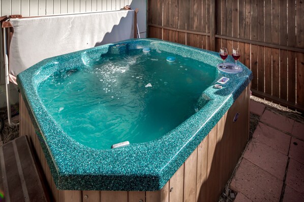 House, 3 Bedrooms | Outdoor spa tub
