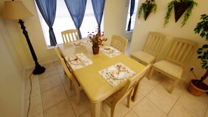 Ferienhaus, 3 Schlafzimmer | Essbereich im Zimmer