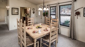 Cabin, 3 phòng ngủ | Khu vực ăn uống tại phòng