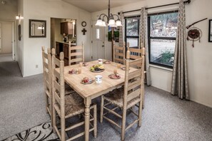 Cabin, 3 Bedrooms | In-room dining