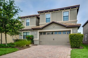 Villa, 6 Bedrooms | Front of property