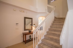 House, 4 Bedrooms | Staircase