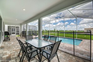 Villa, varias camas | Restaurante al aire libre