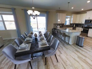 House, 6 Bedrooms | In-room dining
