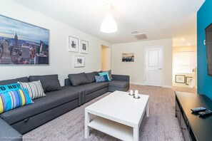 Villa, 6 Bedrooms | Living area