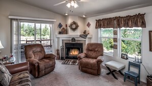 House, 3 Bedrooms | Living area