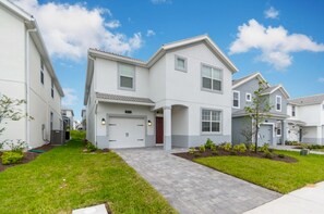 Villa, 6 Bedrooms | Front of property