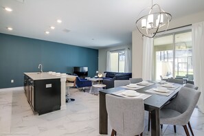 Townhome, 4 Bedrooms | In-room dining - 1572 Sandbagger Drive (Davenport)