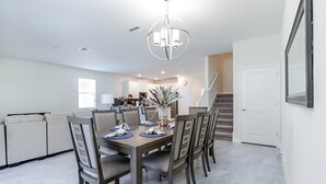 In-room dining - 1594 Sandbagger Drive (Davenport)