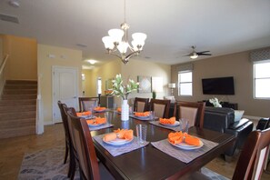 House, 6 Bedrooms | In-room dining