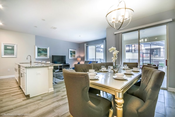 Stadtwohnung, 4 Schlafzimmer | Essbereich im Zimmer