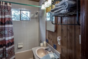 Maison, 2 chambres | Salle de bain