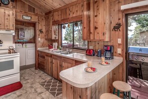 House, 2 Bedrooms | Private kitchen