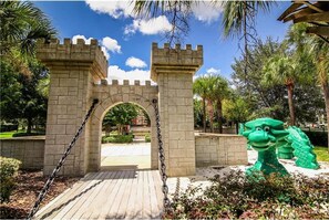 House, 6 Bedrooms | Property grounds