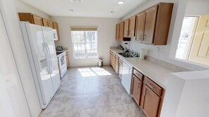 Townhome, 3 Bedrooms | Private kitchen - 5113 Dominica Drive (Kissimmee)