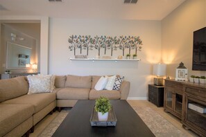 Huis, 6 slaapkamers | Woonruimte | Een flatscreentelevisie