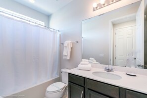 Villa, varias camas | Baño